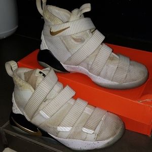 lebron shoulders XI size 5